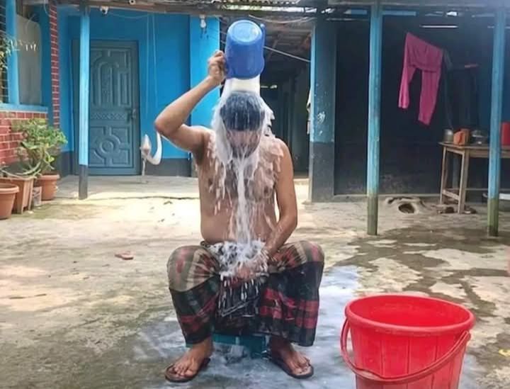 গাইবান্ধা শিবির নেতা হত্যার প্রতিবাদে দুধ দিয়ে গোসল করলেন