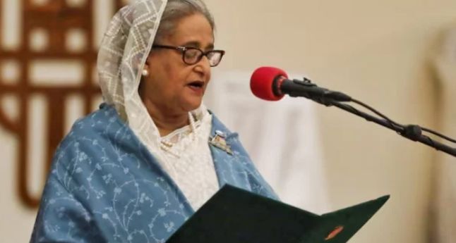ঝুঁকি নিয়েই ডিসেম্বরে দেশে ফিরছেন শেখ হাসিনা, শীর্ষ নেতাদের নিয়ে করবেন আত্মসমর্পণ