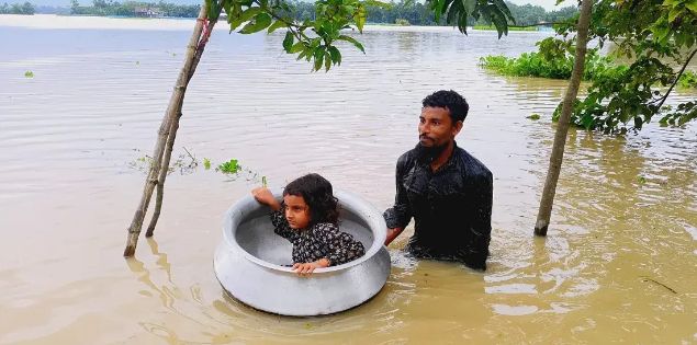 বন্যা পরিস্থিতি: মেয়েকে হাড়িতে বসিয়ে নিরাপদ আশ্রয়ের পথে বাবা,
