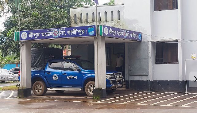 মাঝ রাতে সন্তানদের চিৎকারে ঘরে মিলল গার্মেন্টস শ্রমিকের রক্তাক্ত দেহ,