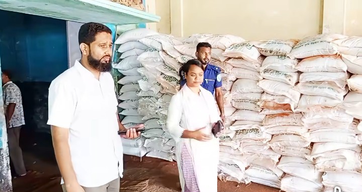 দিনাজপুর বীরগঞ্জে ভ্রাম্যমান আদালতের সফল অভিযান, ২ দফায় ২৩৪০ বস্তা সার জব্দ, ২ জনের কারাদন্ড,