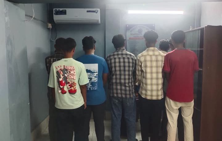 লেখা পড়া বাদ দিয়ে রাতে অযাচিত ঘুরাফেরা, ১০ জনকে আটক করে পরিবারের জিন্মায় হস্তান্তর