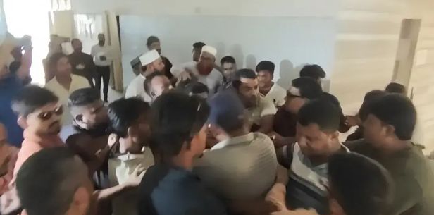 মেহেরপুর হাসপাতাল পরিদর্শনে গিয়ে বিএনপির-জামায়াতে হাতাহাতি,