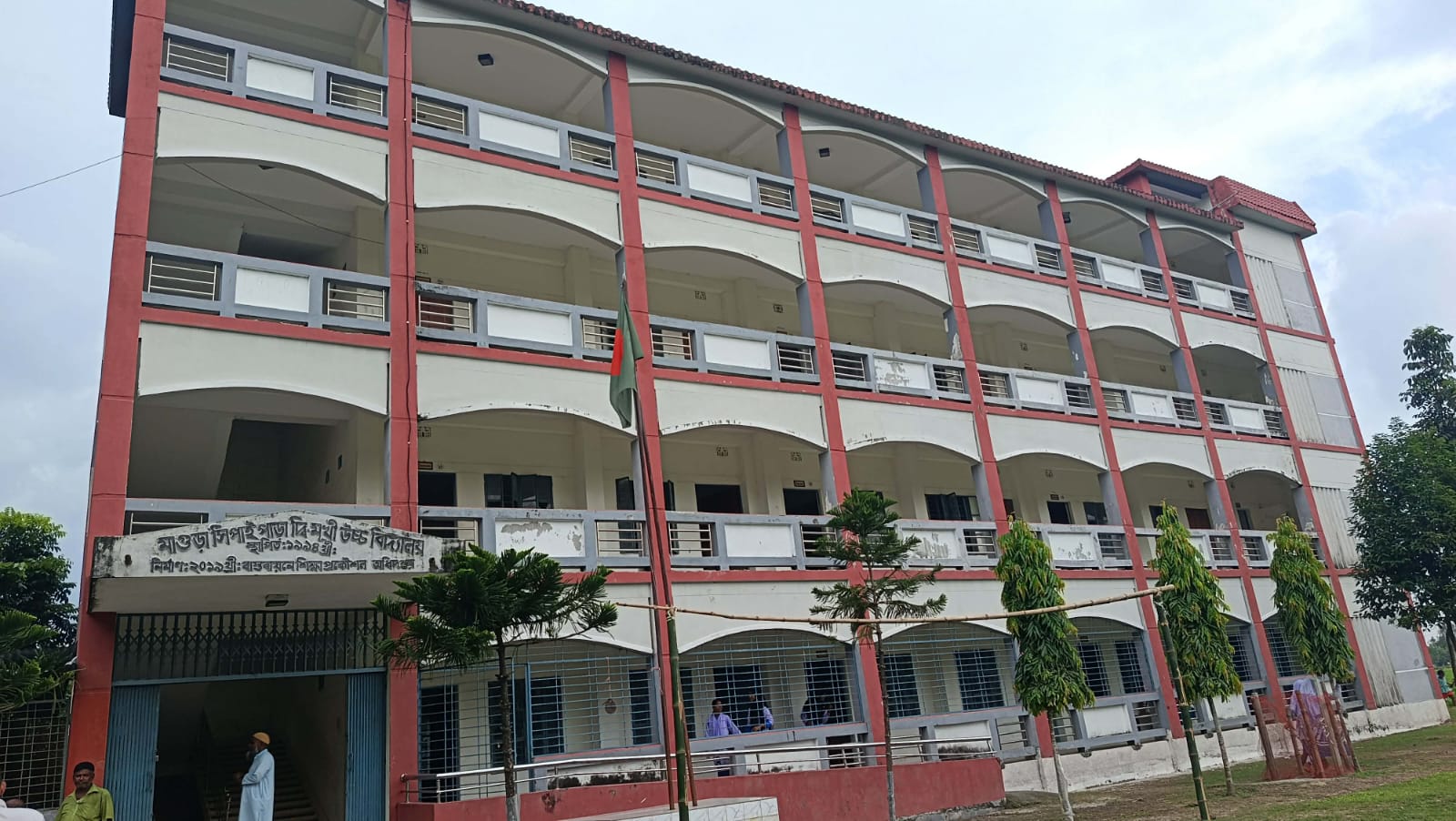 স্কুলের দায়িত্ব ফেলে গরুর হাটে ব্যবসা, অফিস সহায়কের বিরুদ্ধে স্কুলে না থাকার অভিযোগ,