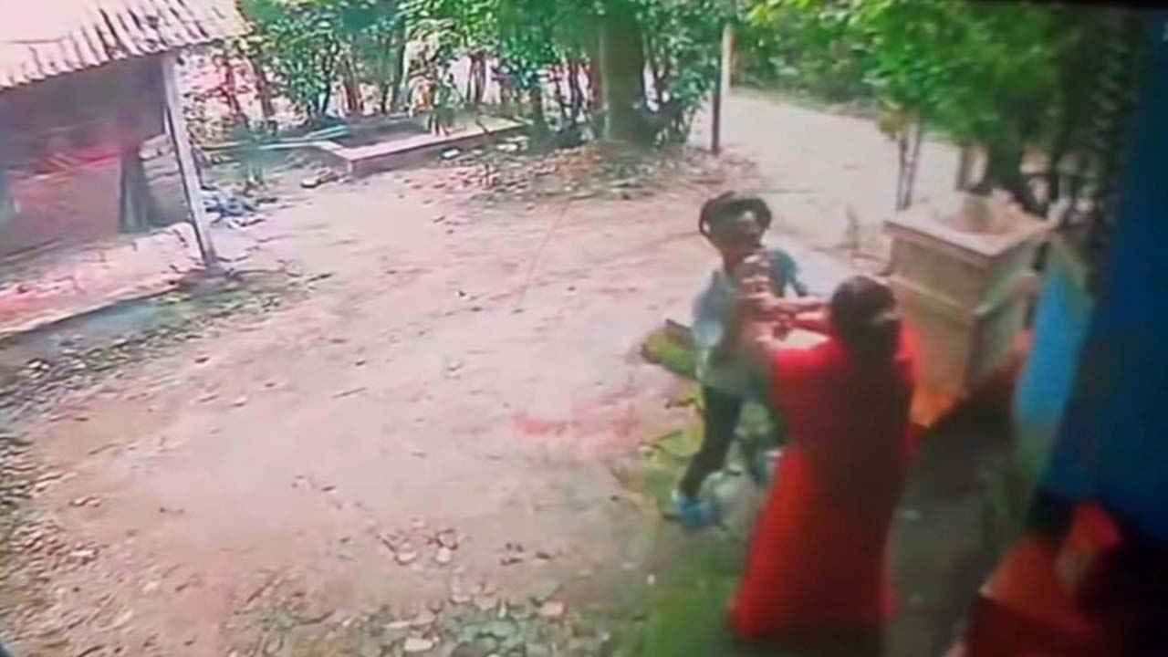 নড়াইলে শিক্ষিকা কৃষ্ণা রানী চৌধুরীর গলার স্বর্ণের চেইন ছিনতাই,