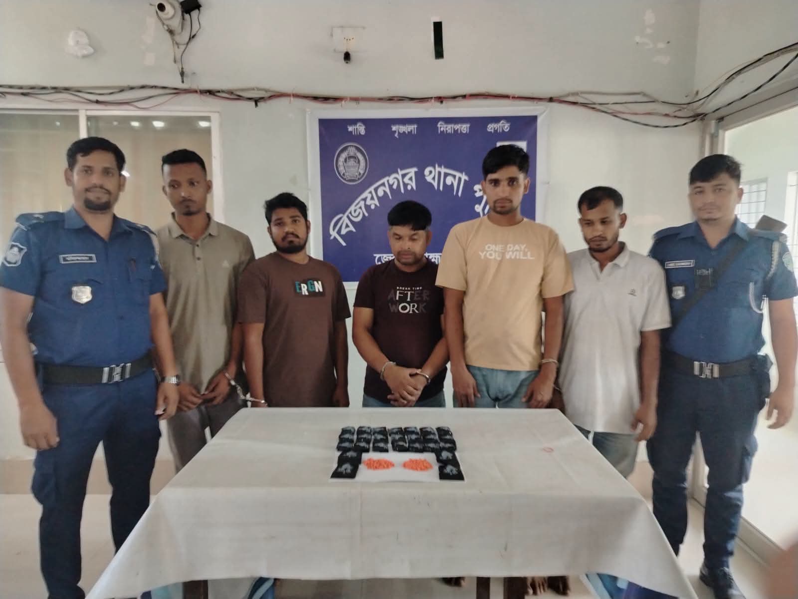 বিজয়নগর সিএনজিতে মাদক বহন ৫০০০ ইয়াবাসহ ০৫ মাদক কারবারী গ্রেফতার