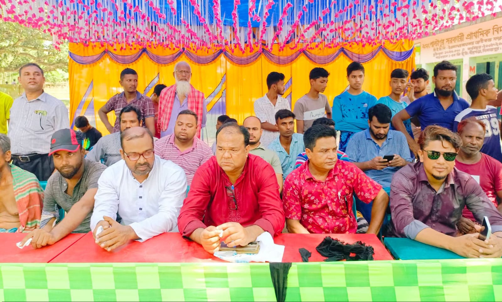 দিনাজপুর বীরগঞ্জে গ্রামীণ ঐতিহ্যের চোখ বেঁধে হাঁস খেলায় মাতল পাল্টাপুরে,